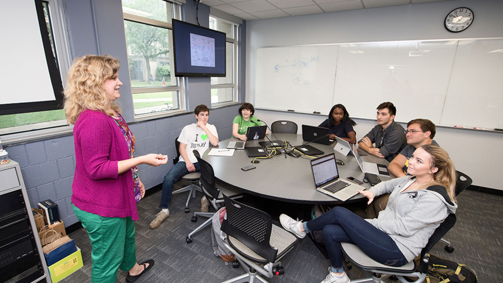 A UI instructor teaches using active learning in a TILE classroom.